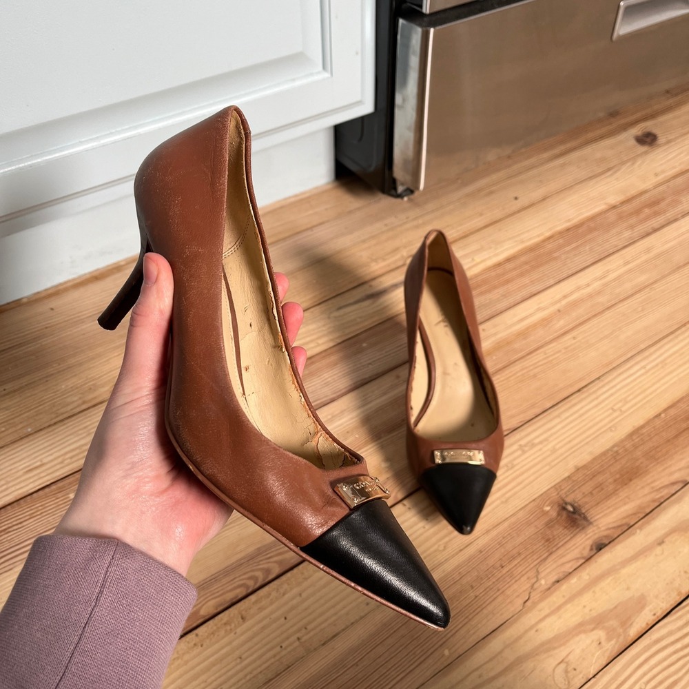 Coach New York Leather Cap Toe Pumps Tan Black Gold Logo Heels Size 8B - Picture 1 of 9